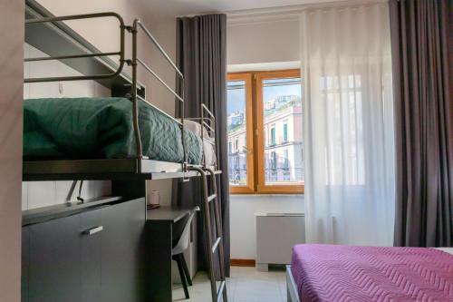 Dormitorio con letto a castello e letto viola di May Flower Luxury a Napoli