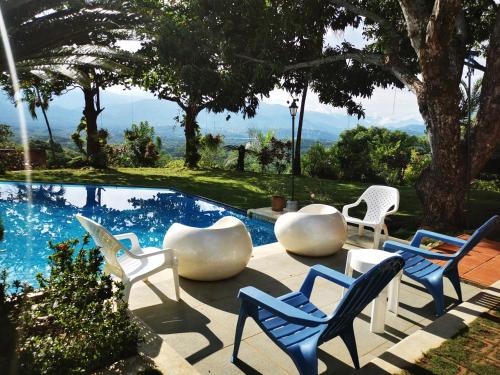 Bazén v ubytování Finca con forma de castillo y piscina en Sopetrán nebo v jeho okolí