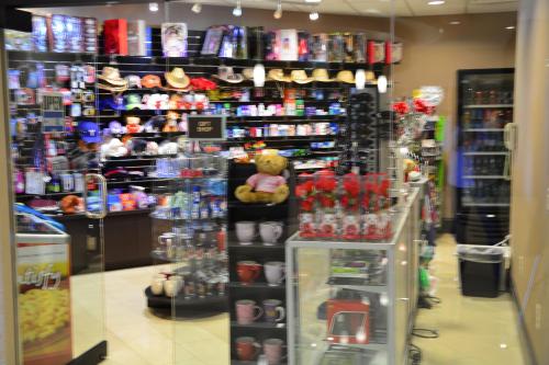Supermarket nebo jiné obchody v  hotelu nebo okolí