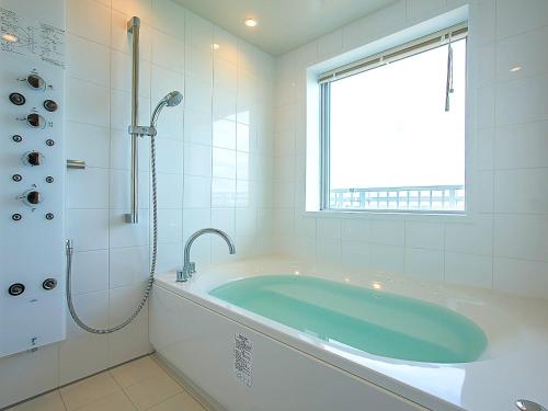 Salle de bains dans l'établissement The Yuinchi Hotel Nanjo