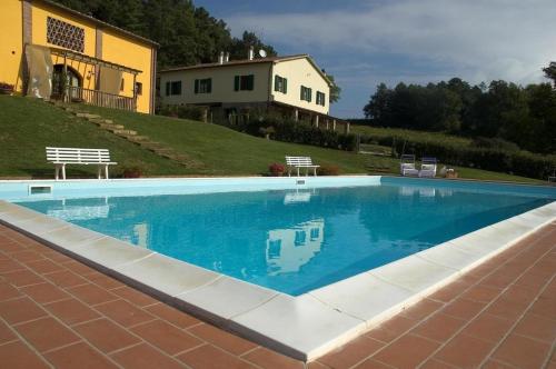 uma piscina em frente a uma casa em Agriturismo La Burraia em Gambassi Terme