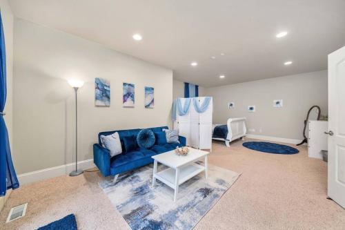 sala de estar con sofá azul y mesa en Villa Luna, en Gig Harbor