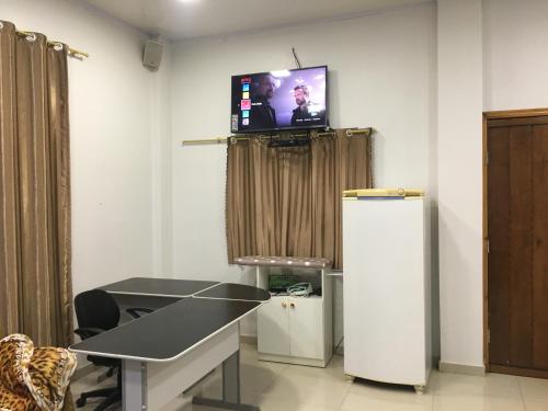 En TV eller et underholdningssystem på Monoambiente en Ciudad del Este - Py