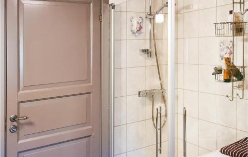 a bathroom with a shower and a door at Stunning Home In Beitostlen With 3 Bedrooms in Beitostøl