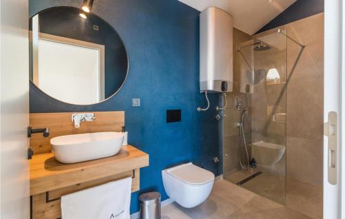 een badkamer met een wastafel, een toilet en een douche bij Beautiful Home In Supetar Brac With Outdoor Swimming Pool in Škrip