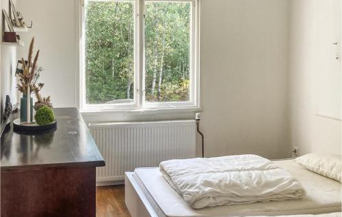 1 dormitorio con cama, mesa y ventana en 2 Bedroom Gorgeous Home In Mlers, en Målerås