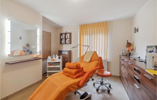 Pokój szpitalny z łóżkiem z pomarańczowym kocem w obiekcie Cozy Home In Oberharz With Kitchen w mieście Waldschlösschen