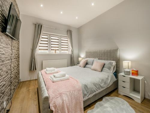 - une chambre avec un lit et 2 serviettes dans l'établissement Cherrytrees, à Scarborough