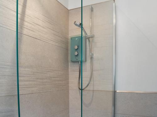 a shower with a green box in a bathroom at Mount Cottage in Wennington