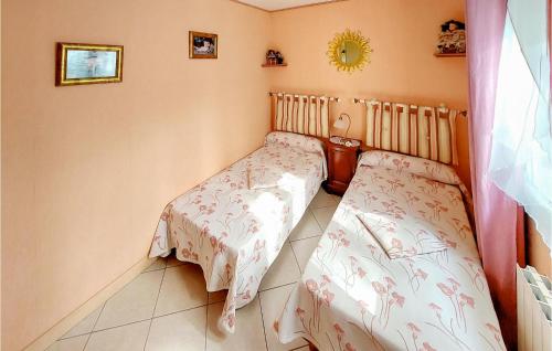1 Schlafzimmer mit 2 Betten und einem Spiegel in der Unterkunft Amazing Home In Souvigne With Kitchen in Souvigné
