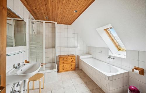 a bathroom with a tub and a sink at Cozy Apartment In Rechlin With Wi-fi in Rechlin