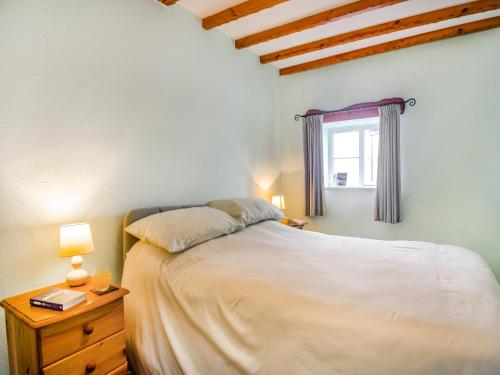 Un dormitorio con una cama grande y una ventana en Ty Canol, en Llanfaelrhys