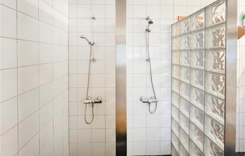 eine Dusche im Bad mit weißen Fliesen in der Unterkunft Awesome Home In yer With House A Mountain View in Øyer