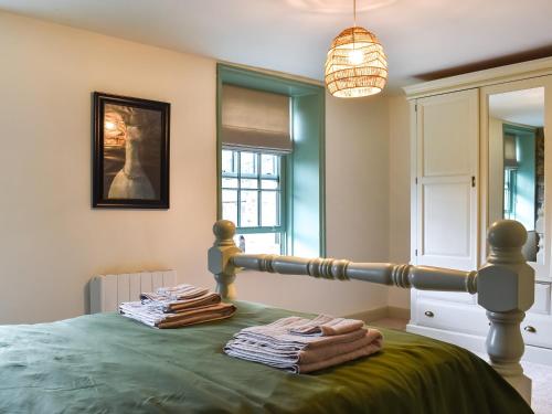 um quarto com uma cama com toalhas em Kilaine Cottage em Loftus