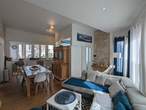 un salon avec un canapé et une table dans l'établissement Maison 4 chambres avec clim, Wi-Fi à 5 min de la plage à Arcachon - FR-1-420-124, à Arcachon