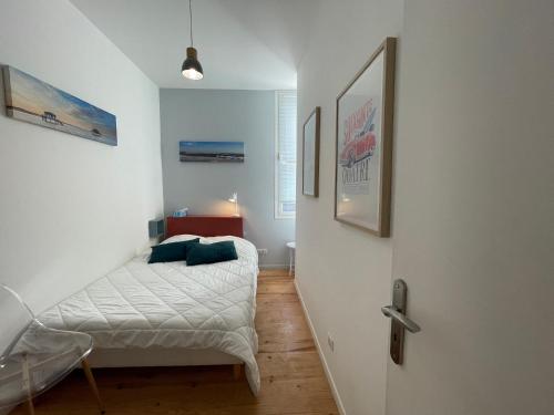 une chambre avec un lit et une porte donnant sur une pièce dans l'établissement Maison 4 chambres avec clim, Wi-Fi à 5 min de la plage à Arcachon - FR-1-420-124, à Arcachon