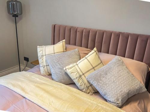a bed with several pillows on top of it at Frankfurt Flat - Uk44457 in Two Dales