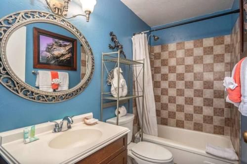 un bagno con lavandino, water e specchio di Kihei Bay Surf 208- Updated partial oceanview studio across from beach a Kihei