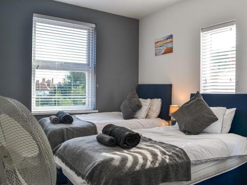um quarto com duas camas e duas janelas em Whittles Apartment em Hornsea