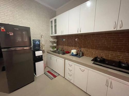 A kitchen or kitchenette at Beautiful 3BR Home - 8 min from Centre by Sakura