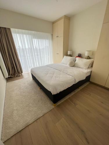 una camera con un grande letto e una grande finestra di Luxury Apartment in Berchem-Antwer ad Anversa