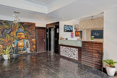 una hall con un murale di una statua sul muro di Hotel Silver Royal Near Omaxe Celebration Mall a Gurgaon