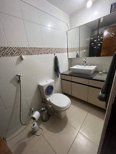 y baño con aseo y lavamanos. en Apartamento em frente à praia Barra da Tijuca, en Río de Janeiro