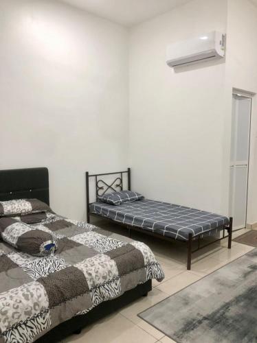 a bedroom with two beds in a room at Salak Pekerti Homestay KLIA KLIA2 in Sepang
