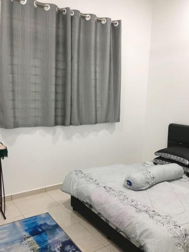 ein weißes Zimmer mit einem Bett und einem Vorhang in der Unterkunft Salak Pekerti Homestay KLIA KLIA2 in Sepang