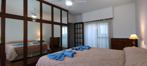 um quarto com 2 camas e roupões azuis em deptoparanacentro em Paraná