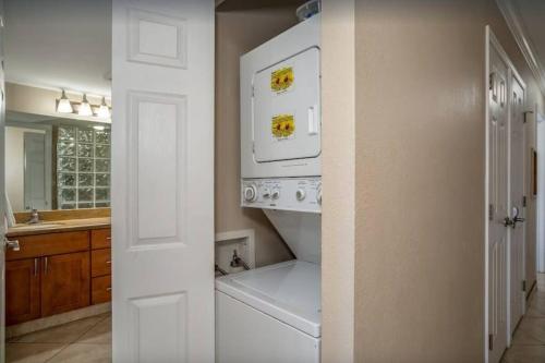 eine Küche mit Waschmaschine und Trockner im Zimmer in der Unterkunft Kamaole Sands 2-306- Kamaole Sands spacious, updated, and Oceanview! in Wailea