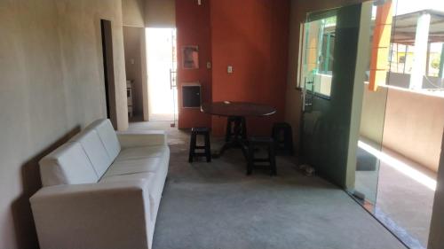 salon z kanapą i stołem w obiekcie Casa de temporada em Cabuçu w mieście Saubara