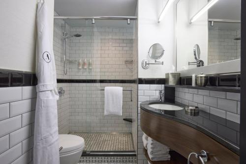 ein Bad mit einem Waschbecken und einem WC in der Unterkunft Archer Hotel New York in New York