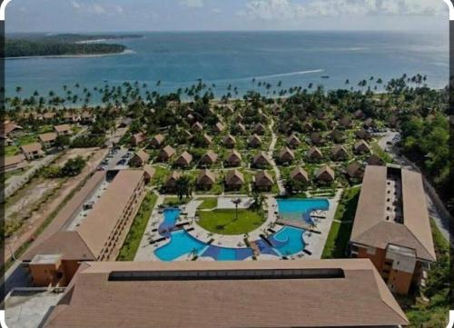 eine Luftansicht eines Resorts mit zwei Pools in der Unterkunft Flat Eco Resort Carneiros in Rio Formoso
