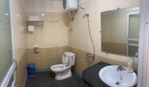 a bathroom with a toilet and a sink at Khách Sạn Phương Thuý in Yen Bai