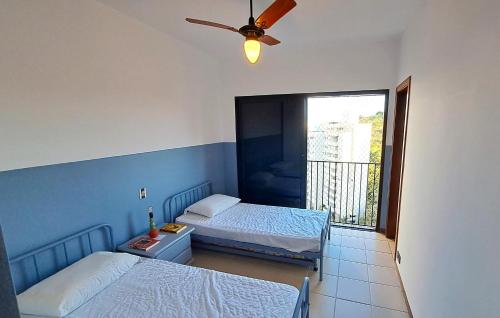 Säng eller sängar i ett rum på Ap Vista Espetacular - Praia das Astúrias - Beach Host