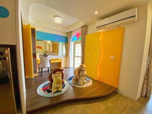 two stuffed animals sitting on the floor of a room at Dream Ocean View B&B in Magong