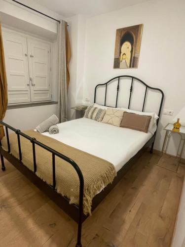 1 dormitorio con 1 cama en una habitación en Sueños de la Alhambra, en Granada