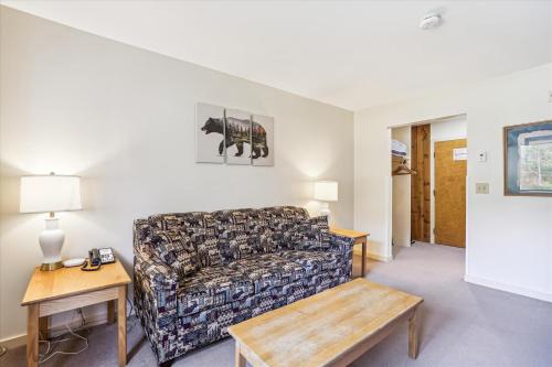Posezení v ubytování Cedarbrook Deluxe one bedroom suite located on 2nd floor with outdoor heated pool 21921