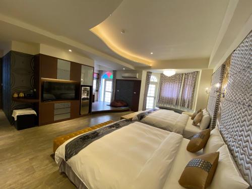 sypialnia z dużym łóżkiem i kanapą w obiekcie Dream Ocean View B&B w mieście Magong