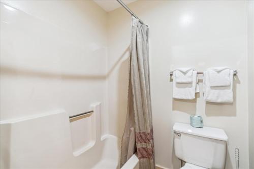 Koupelna v ubytování Cedarbrook Deluxe one bedroom suite located on 2nd floor with outdoor heated pool 21921