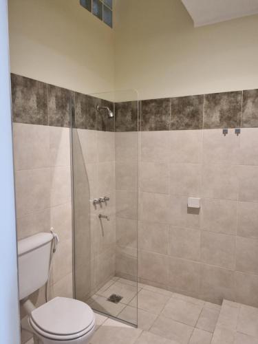 W łazience znajduje się toaleta i przeszklony prysznic. w obiekcie Bello Jazmin 2 w mieście San Rafael