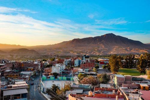 Vue sur une ville avec une montagne en arrière-plan dans l'établissement Hotel San Lorenzo, à Moquegua