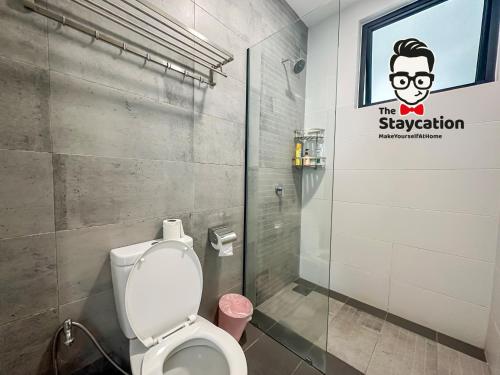 ein Bad mit WC und ein Schild an der Wand in der Unterkunft Staycation Homestay 30 Galacity Apartment Kuching in Kuching