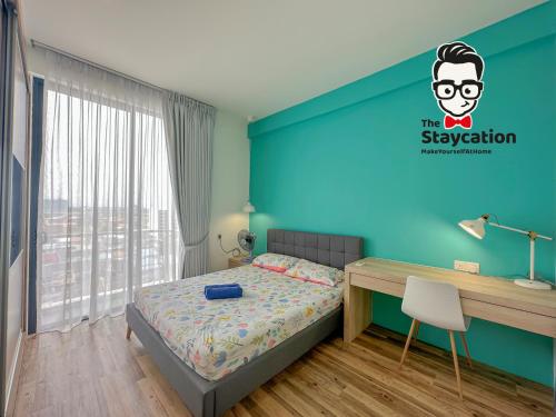 Schlafzimmer mit einem Bett, einem Schreibtisch und einem Fenster in der Unterkunft Staycation Homestay 30 Galacity Apartment Kuching in Kuching