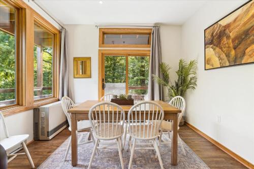 基靈頓的住宿－Beautifully Decorated Upscale Two bedroom HRE1，一间带木桌和椅子的用餐室