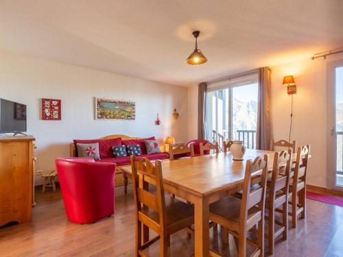 une salle à manger avec une table et un canapé dans l'établissement Appartement chaleureux 8 pers, balcon, parking, 2 chambres, station Peyragudes - FR-1-695-37, à Germ