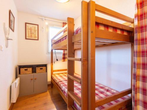 une chambre avec deux lits superposés dans une pièce dans l'établissement Appartement chaleureux 8 pers, balcon, parking, 2 chambres, station Peyragudes - FR-1-695-37, à Germ
