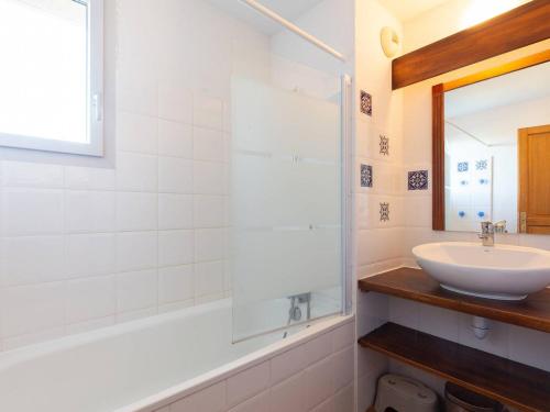 une salle de bain avec un lavabo et un miroir dans l'établissement Appartement chaleureux 8 pers, balcon, parking, 2 chambres, station Peyragudes - FR-1-695-37, à Germ