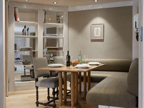 une salle à manger avec une table et des chaises dans l'établissement Duplex 4 pers à Courchevel 1850 – Luxe et confort au pied des pistes - FR-1-631-175, à Courchevel